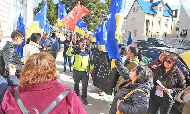 Asistentes de la Educación de Puerto Natales exigen pago inmediato de Asignación de Zona tras resolución de Contraloría y Dirección de Presupuestos