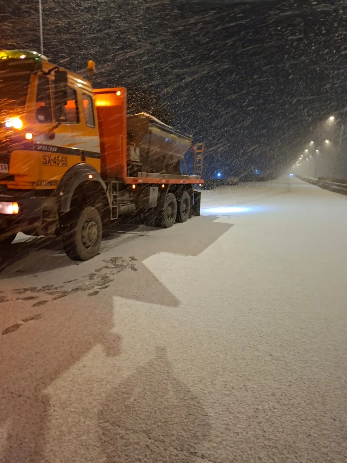MOP despliega 1.000 toneladas de sal y despeja 1.200 kilómetros de rutas en Magallanes por nieve y escarcha