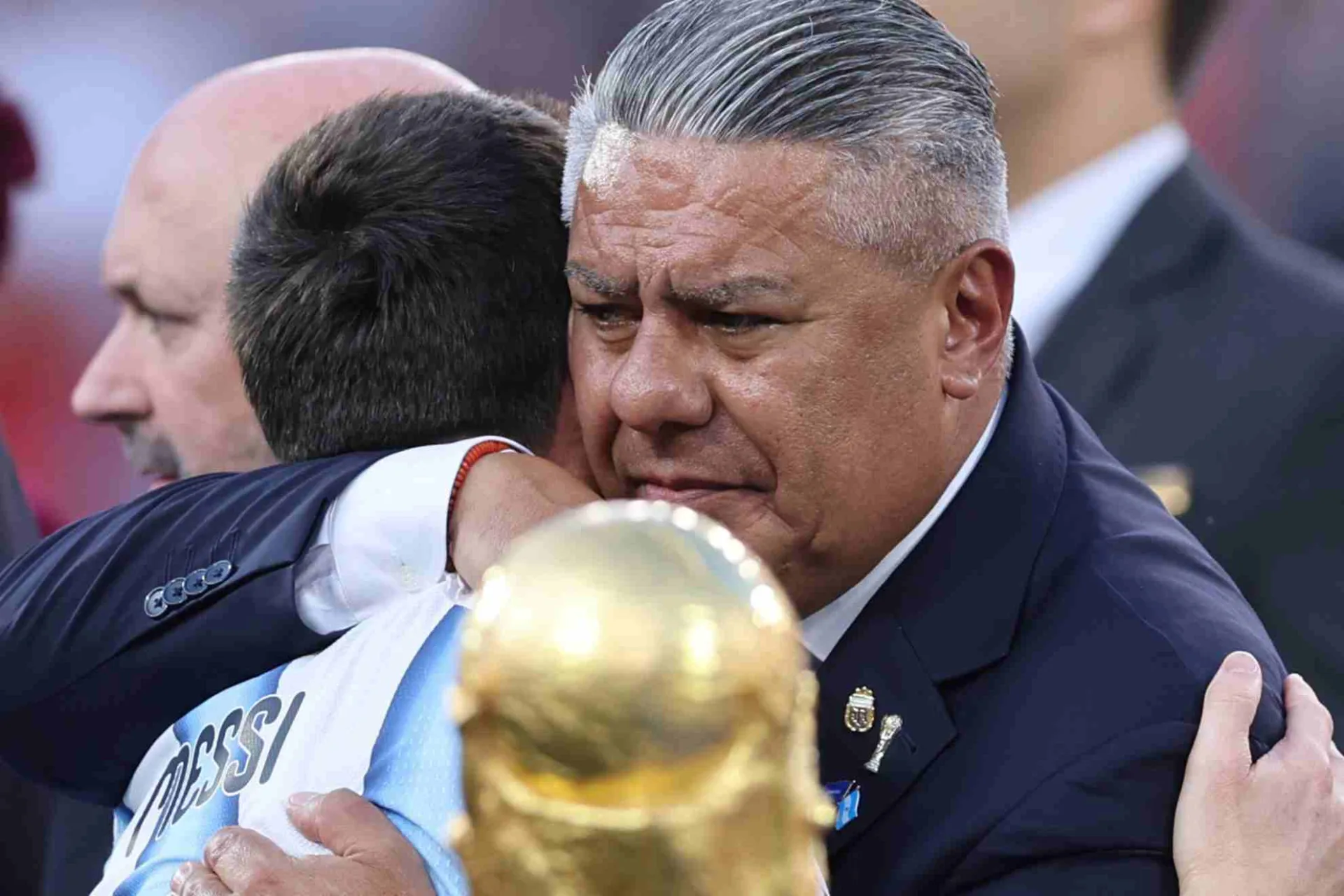 Escándalo tras el Mundial: El FBI intercepta a "Chiqui" Tapia, le incauta el teléfono y lo cita a declarar en EE. UU.